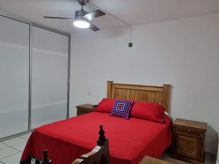 חדר שינה ראשי 1  עם מיזוג אוויר(מיטת קווין  סייז)