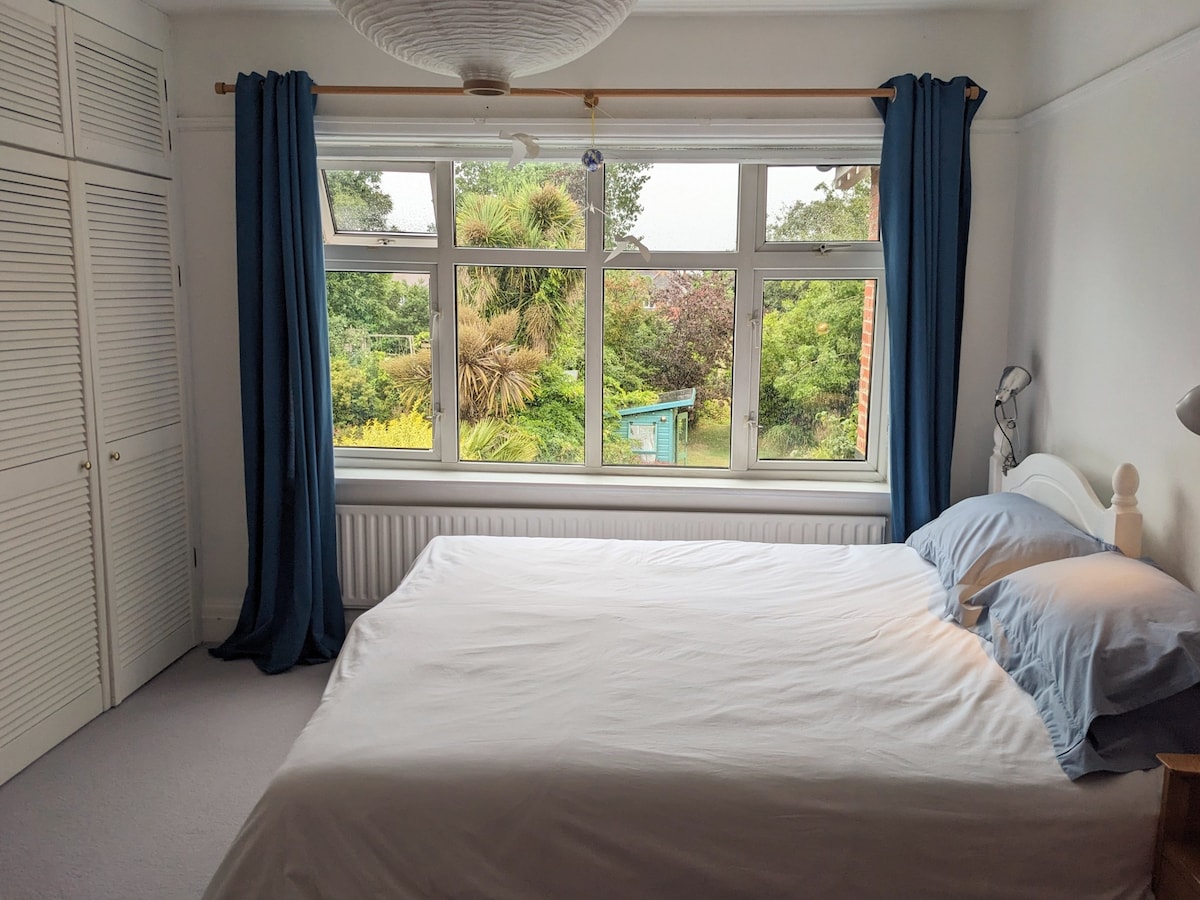 Втората спалня гледа към градината и може да бъде обзаведена със суперголямо двойно легло или две единични легла, с място за детско креватче и/или легло за къмпинг.