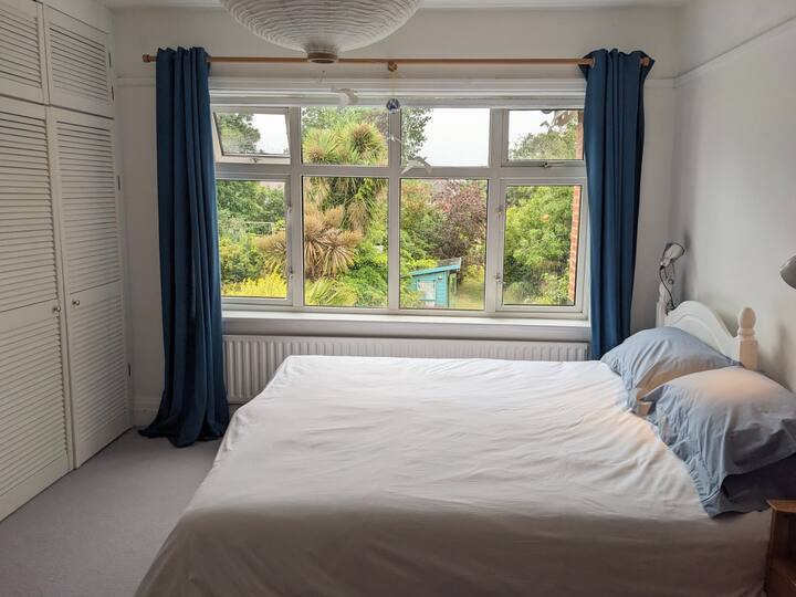 Მეორე საძინებელი გადაჰყურებს ბაღს და შეიძლება შედგებოდეს სუპერ დიდი საწოლით ან ორი ერთადგილიანი საწოლით, სამოგზაურო საწოლის ან/და ბანაკის საწოლისთვის.