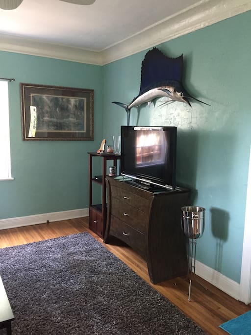 Living room w/ flat screen TV