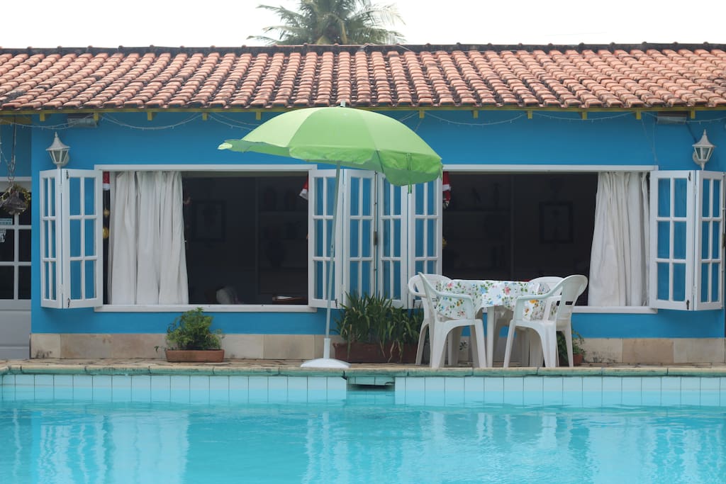 Vista da piscina para sala de estar e de jogos.