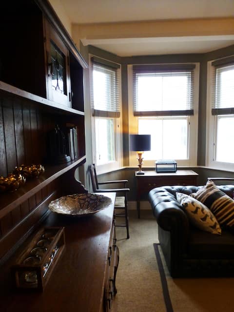Top Airbnb: Bryn Sion 31a - Stylish Maisonette in the City in St. David's And The Cathedral Close