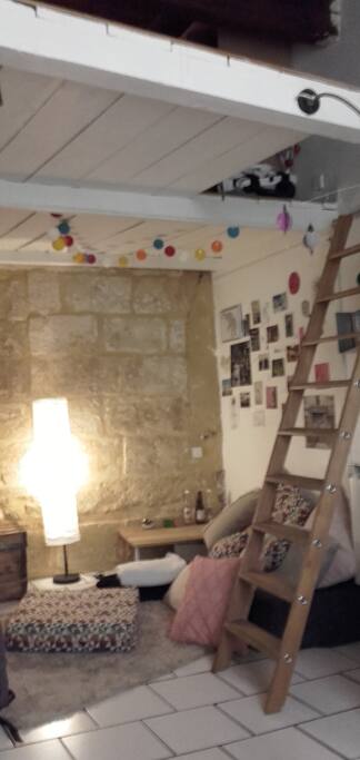Salon et accès mezzanine