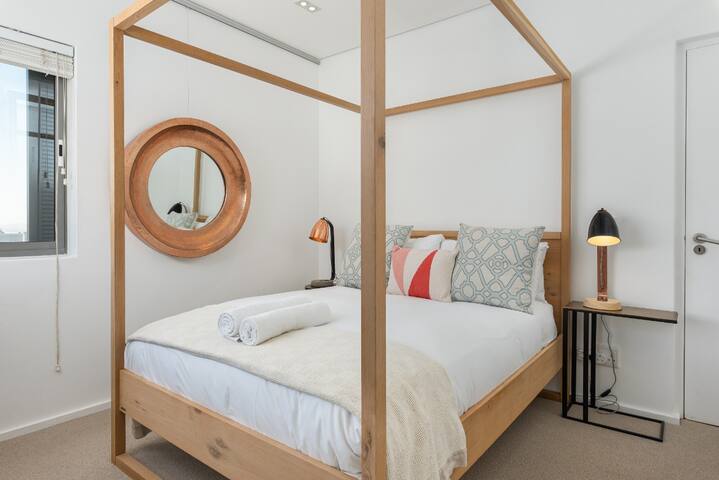 Spacious , Top Floor apartment, mountain views! gallery image 3