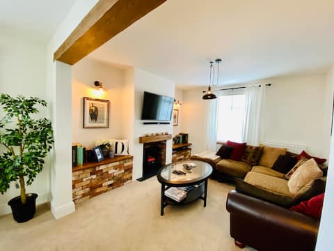 Top performing Airbnb: Spacious & Luxurious Cottage by the Sea in Corton