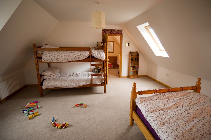 חדר שינה 3 - חדר משפחה גדול עם מיטה זוגית ומיטות קומתיים