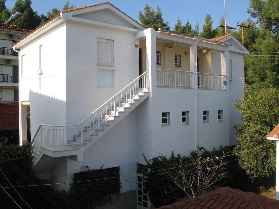 entrance(left- apartment)