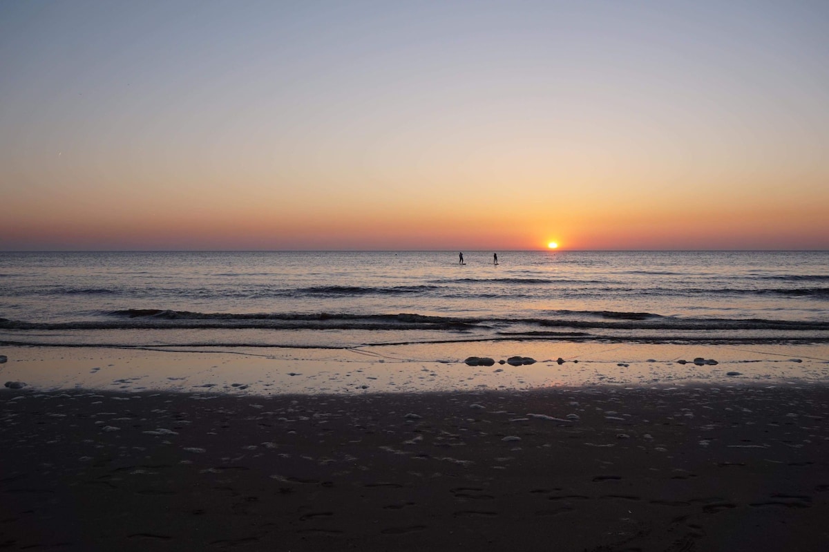 Top performing Airbnb: Studio close to the beach in Petten Centrum En Korfwater