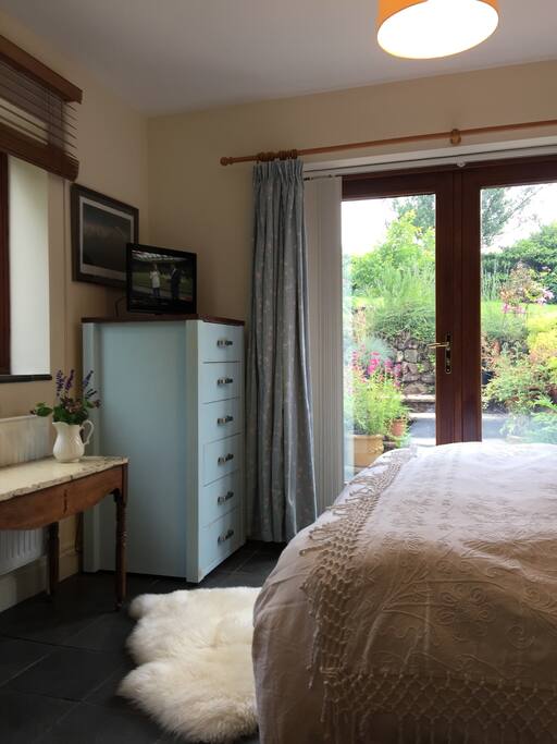 The Garden Bedroom.
Super King Size, allergy mattress covers and White Company Linen.
Super fast Broadband. TV, Wardrobe and Drawers.