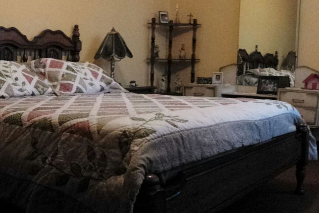 Cómoda cama en amplio cuarto