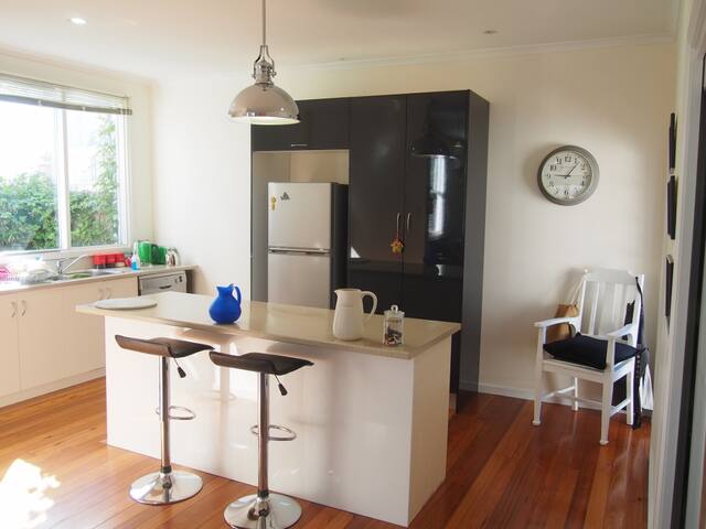 Windsor Cottage, Kingston Beach Tas gallery image 4