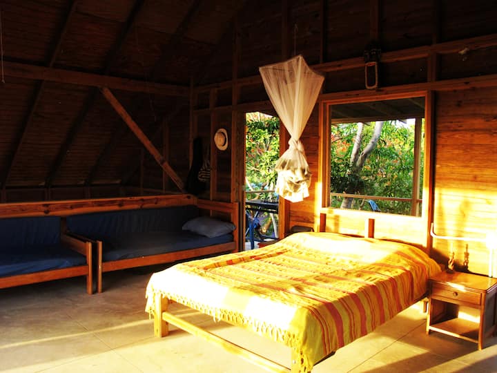 Habitación con cama en el segundo piso