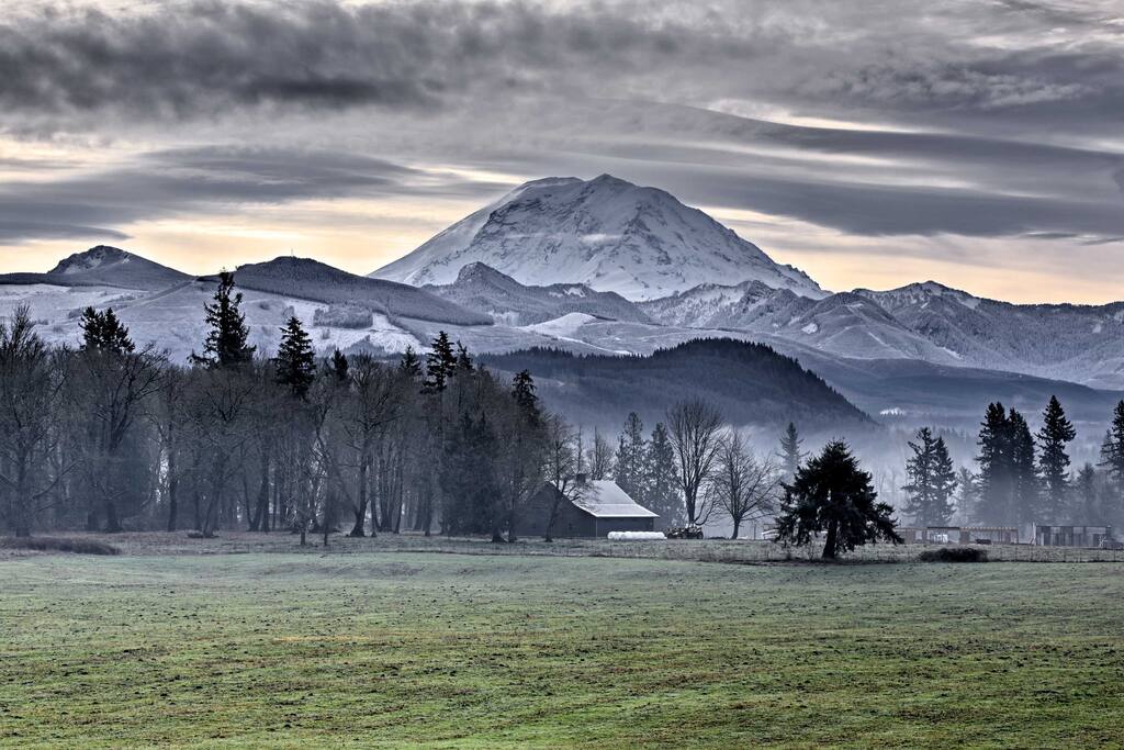 Wake up to these stunning mountain views every day!