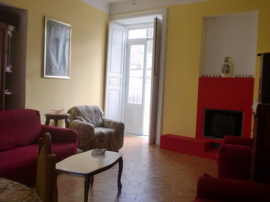 Soggiorno con divano letto e 4 comode poltrone, tv e tavolo