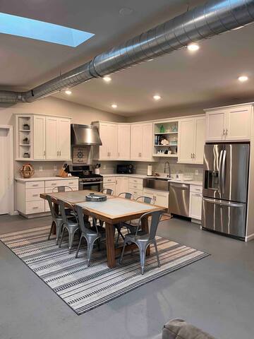 Steps from Beach, Cliff Walk, Minutes to Downtown! gallery image 2