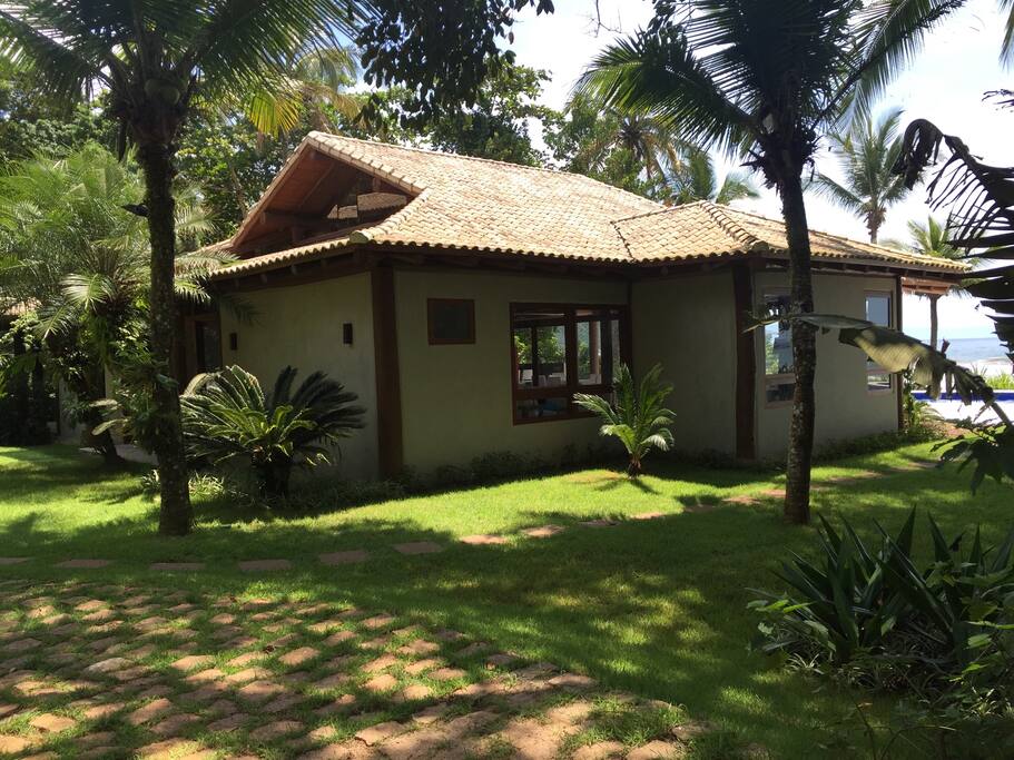 Vista da casa, totalmente pé na areia.