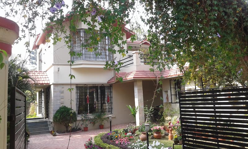 Munia Villa - Rare Find - AC King Room (1st Floor)