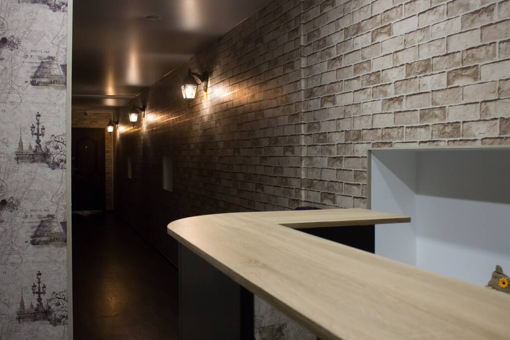 SPB Hotel — новая мини-гостиница, открывшаяся в историческом здании в центре Петербурга. Гости Петербурга, остановившиеся здесь, смогут посетить Музей бабочек, Океанариум, ТЮЗ, Музей Арктики и Антарктики, Владимирский собор, Театр им. Ленсовета и Изумрудный город, расположенные в пешей доступности. В нескольких минутах ходьбы лежит главная артерия города — Невский проспект. Близость целых шести станций метро позволит удобно и быстро добраться до любой точки города.
В номерном фонде мини-отеля, состоящего из 6 комнат, царит чистота, порядок и уют. Каждая комната имеет свой санузел с душем, телевизор, фен. В стоимость проживания входит чай и кофе, а также туалетно-косметические принадлежности.
Гости, приехавшие на автомобиле, могут оставить свой транспорт на своей закрытой парковке (пользование ей также входит в стоимость проживания).
В номерах есть все необходимое как для длительного пребывания, так и для краткосрочной остановки, например, на несколько часов. Они прекрасно подойдут для путешественников и молодых романтических пар, а также всех тех, кто привык к соотношению высокого уровня комфорта и приемлемой цены.
В SPB Hotel круглосуточное обслуживание. Вы можете обратиться на стойку администрации по поводу бронирования билетов в театр или кино, заказа такси или консультации по поводу экскурсионной программы, а также любым другим интересующим вопросам.
Все гости могут воспользоваться холодильником и микроволновкой — разогреть и сохранить еду, а также стиральной машиной, чтобы освежить свой гардероб. На всей территории действует бесплатный Wi-Fi.
В отеле уже открылось раннее бронирование номеров на все лето и, в частности, на период FIFA 2018.
Чтобы попасть в SPB Hotel, нужно будет повернуть в арку направо, кв. 13.