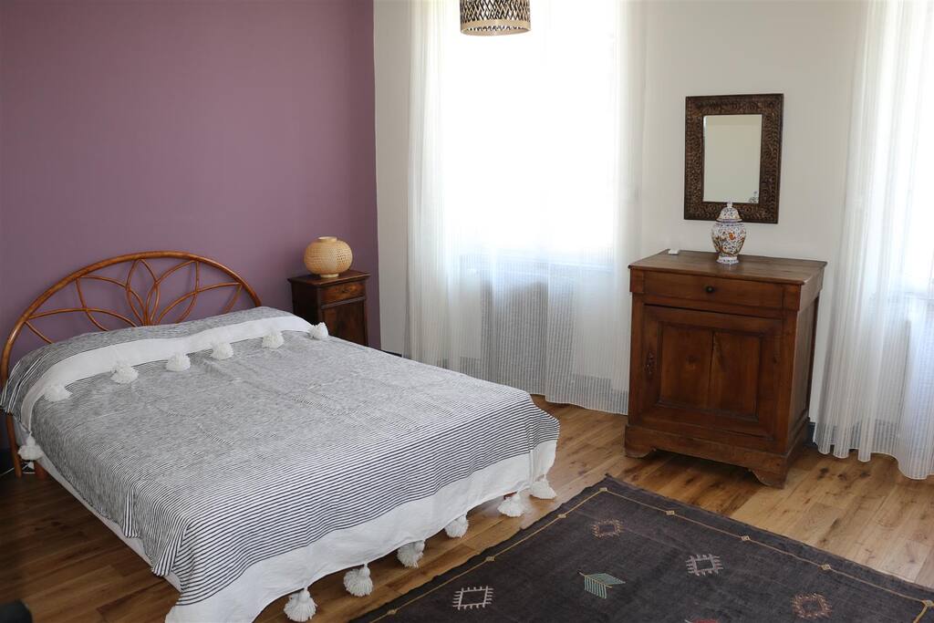 Chambre Morphée
Grande chambre avec salle d’eau (douche et lavabo) et une arrière-chambre-dressing qui peut accueillir un lit supplémentaire.