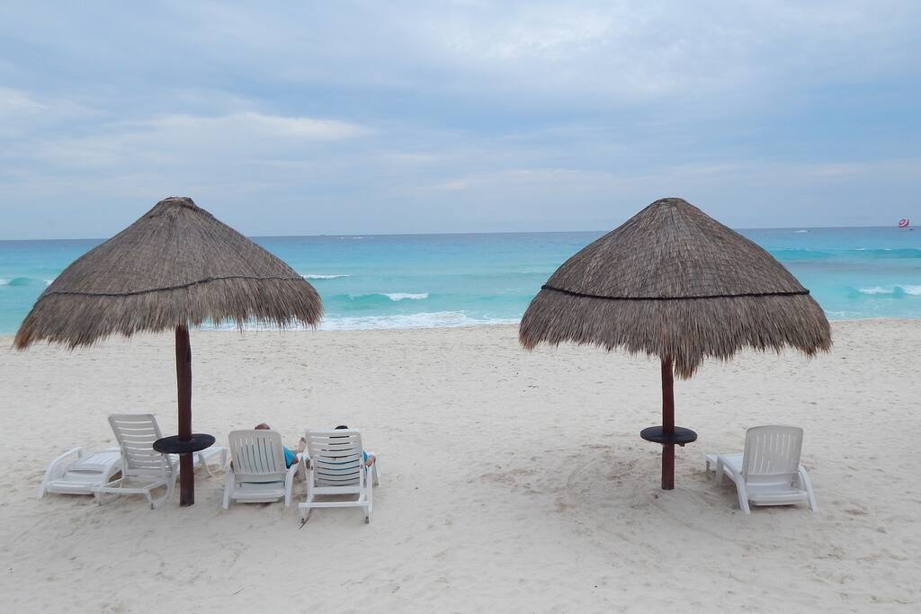 Playa con camastros (reposeras gratuitas)