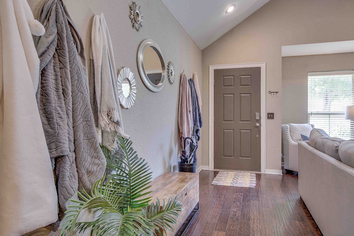 Puerta principal,  sala de estar, sofá y sala de estar, televisión inteligente. 