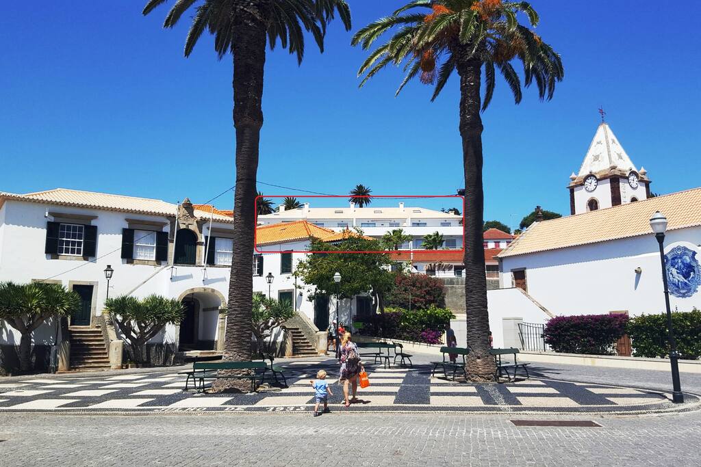 Porto Santo city centre with apartment in the back / Centro da cidade com apartamento ao fundo
