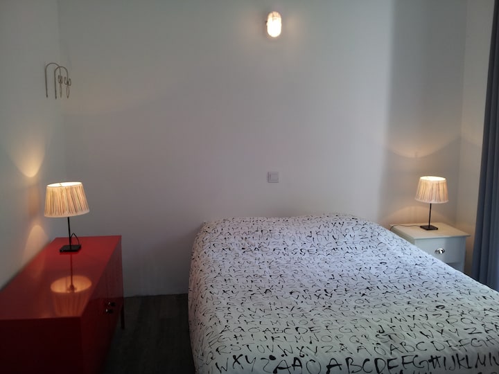 חדר שינה 3 בחצי קומת ביניים פתוחה - מיטה בגודל 140 ס"מ ומיטה מתקפלת 90 ס"מ