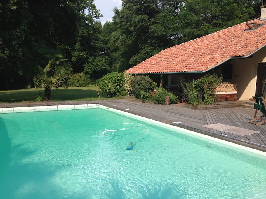 Derrière de la maison, piscine avec volet électrique, grande terrasse et haut vent avec plancha