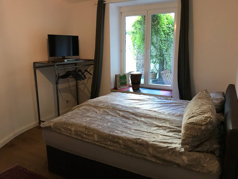 Schlafzimmer mit Boxspring-Bett - sehr ruhig!