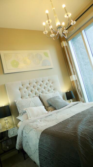 11ft ceiling bedroom with Stampede ground view