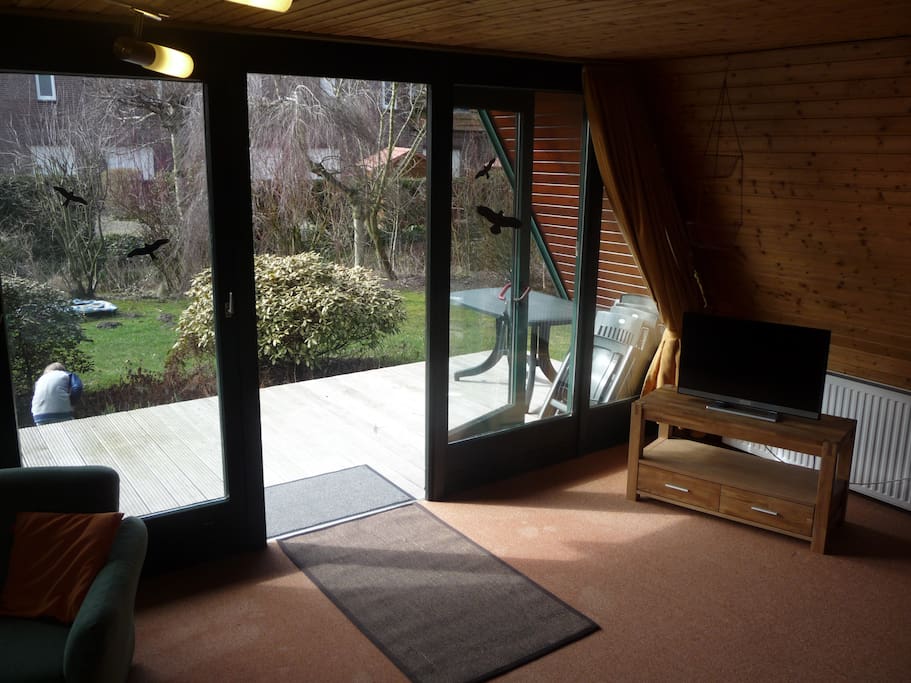 Blick aus dem Wohnzimmer auf die Terrasse