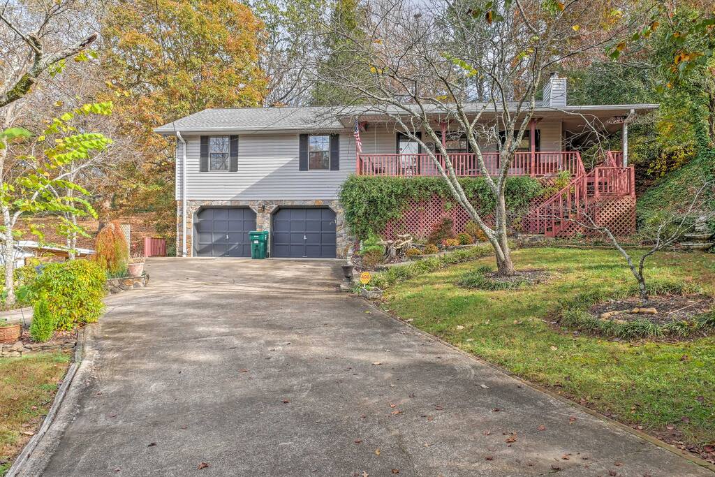 Just a stone's throw from downtown Chattanooga and about 15 minutes from the city's famous historic/outdoor attractions, this studio apartment gives guests the best of both worlds.