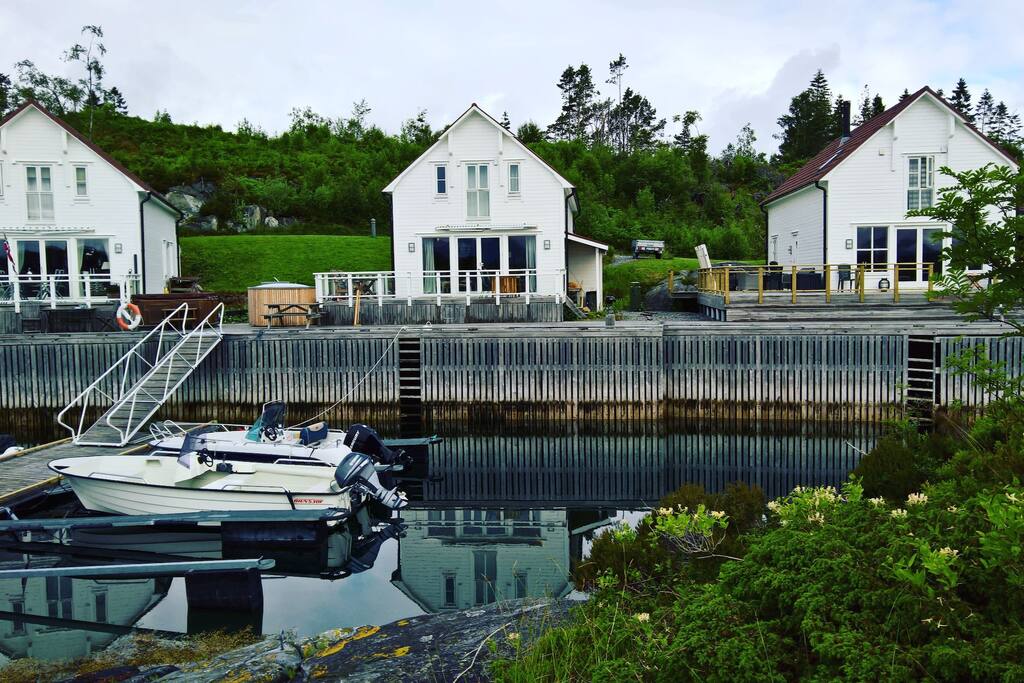 Huset har egen båt som ligger fortøyd flytebrygga. Denne kan også kan leies for et tillegg i prisen.