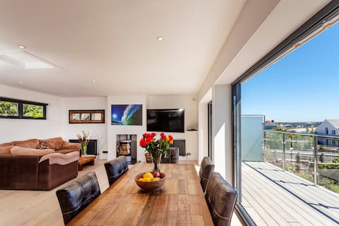 5 Star Penthouse Sea Views Hot Tub Garden Wifi
