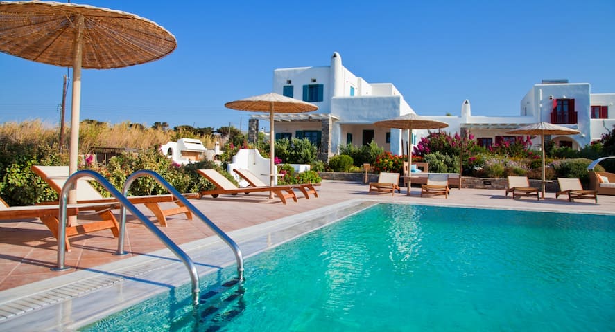 Elegant villa for 10 in a luxury complex in Paros