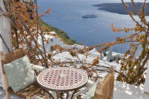 Villa Fegari, Romance studio