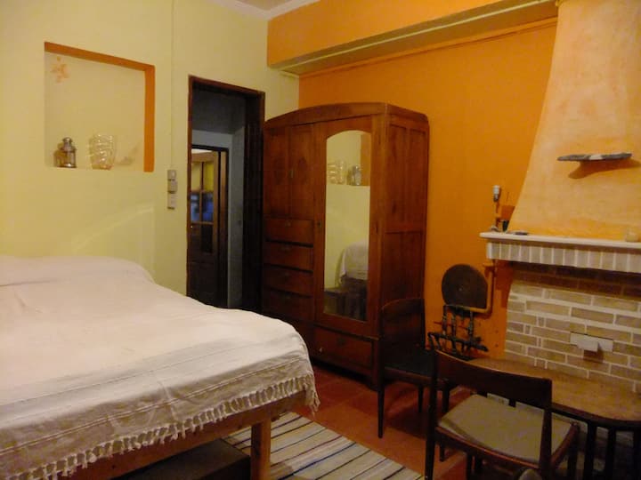 Double bed in the large western bedroom (1/4)