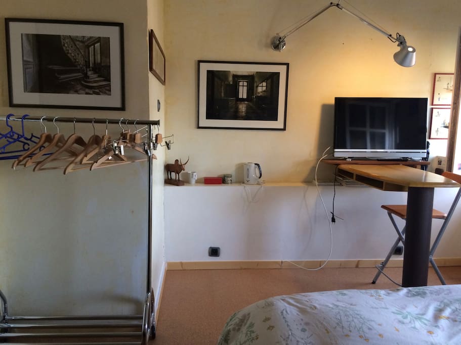 Chambre avec grand lit, vue sur jardin, Université de lettres et Allée de la Robertsau