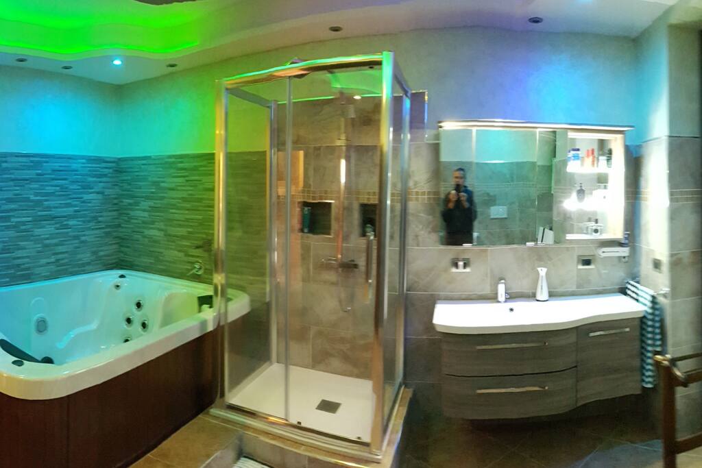 Bagno con idromassaggio e cromoterapia.