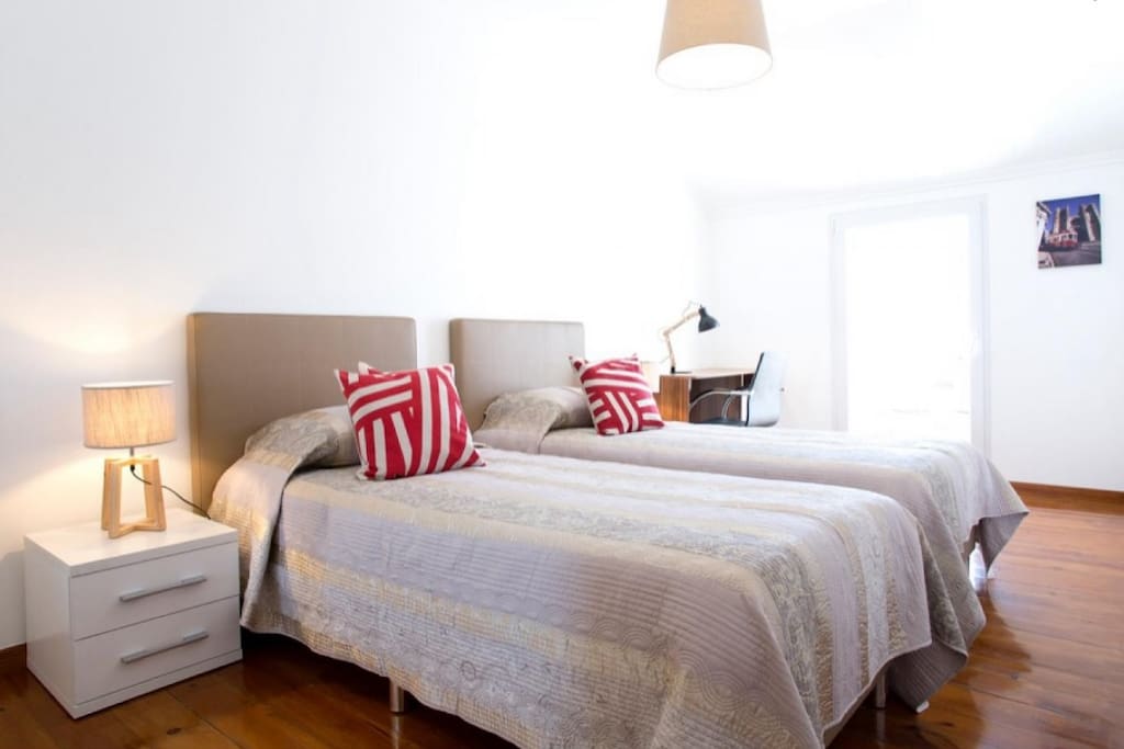Red Bedroom with private terrace to relax and enjoy the sunset over Lisbon