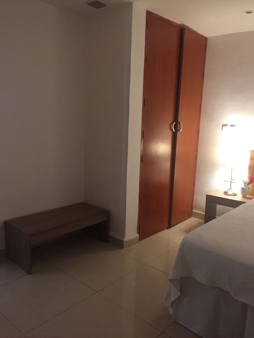 Habitación privada con armario, decoración moderna