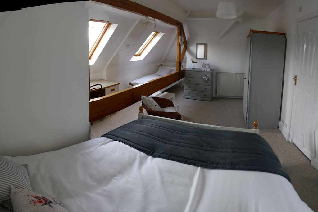 Additional single bed in alcove