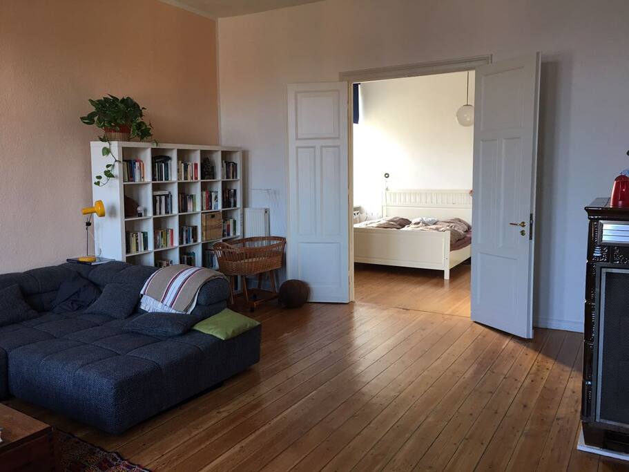 Blick aus dem Wohn- ins Schlafzimmer