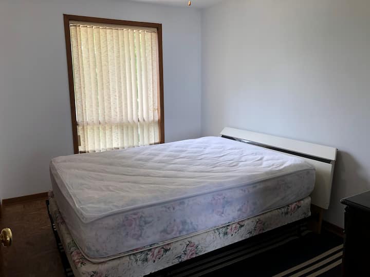 卧室1 -标准双人床

不提供：
床上用品、毯子和枕头