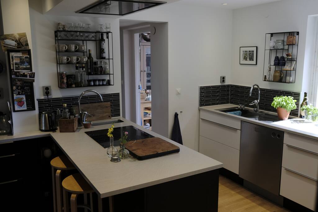 Nyrenoverat kök, med induktionshäll, diskmaskin etc. Newly renovated kitchen. Induction, dish machine