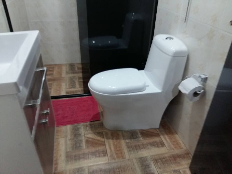 Banheiro com ducha de temperatura ajustável