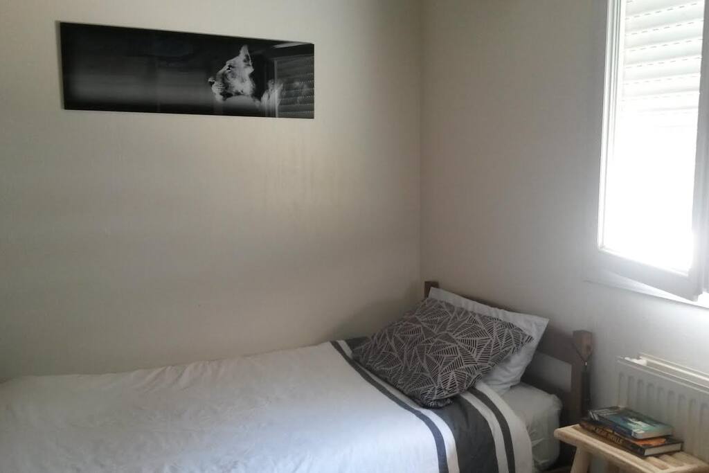 rdc chambre 2 lits simples dont un superposé au dessus d'un coin bureau