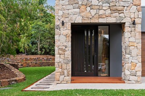 "The Rocks" Luxury Contemporary Retreat