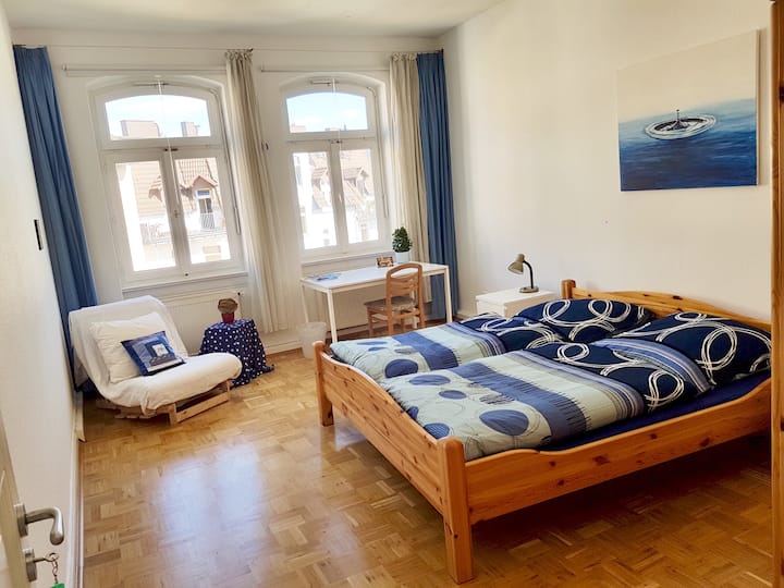 Sonnig-ruhiges Gästezimmer in Altbau am Bebelplatz