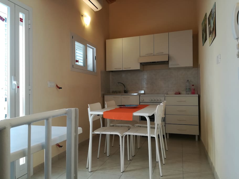 Cucina abitabile con terrazzo e soppalco